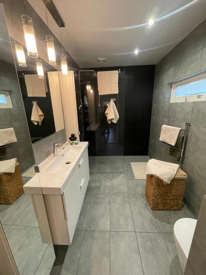 Sentralt Beliggende Moderne Leilighet Apartment มูโชว์น ภายนอก รูปภาพ